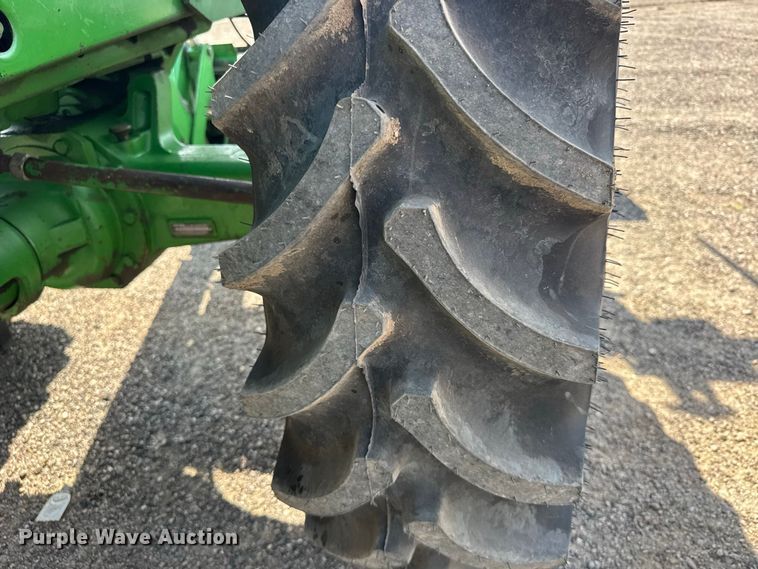 image for item DY3289 1992 John Deere 4055 MFWD tractor
