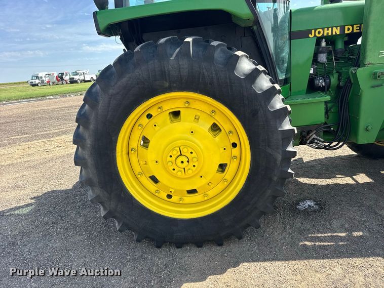 image for item DY3289 1992 John Deere 4055 MFWD tractor