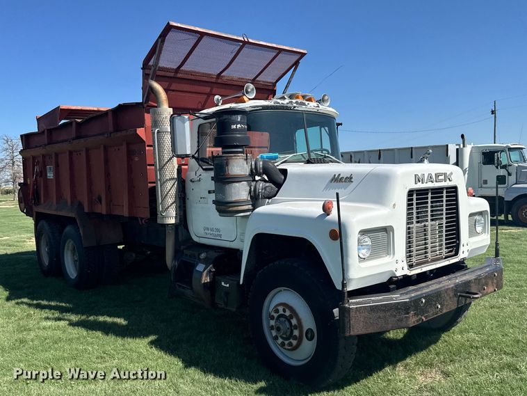 image for item DY3301 1989 Mack  RD manure spreader truck