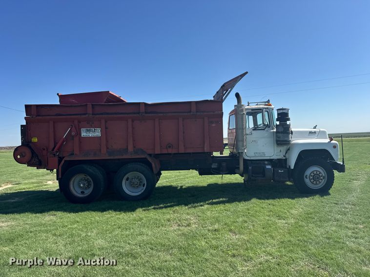 image for item DY3301 1989 Mack  RD manure spreader truck