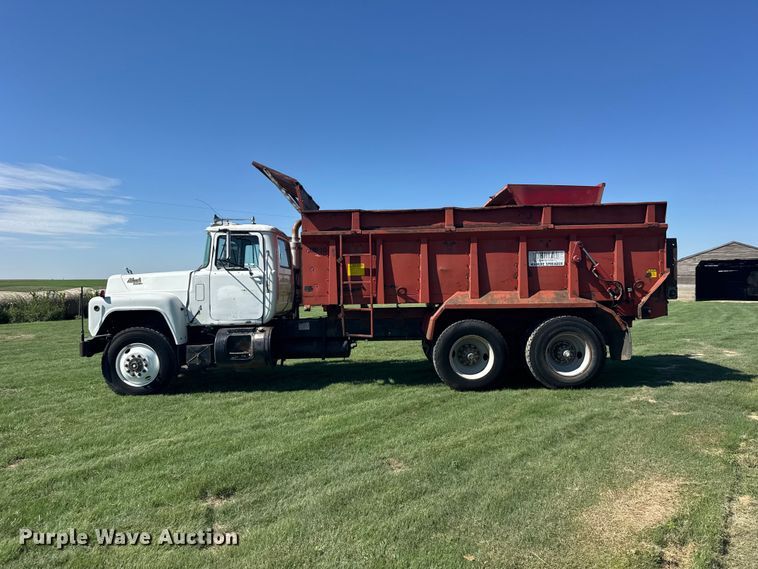 image for item DY3301 1989 Mack  RD manure spreader truck