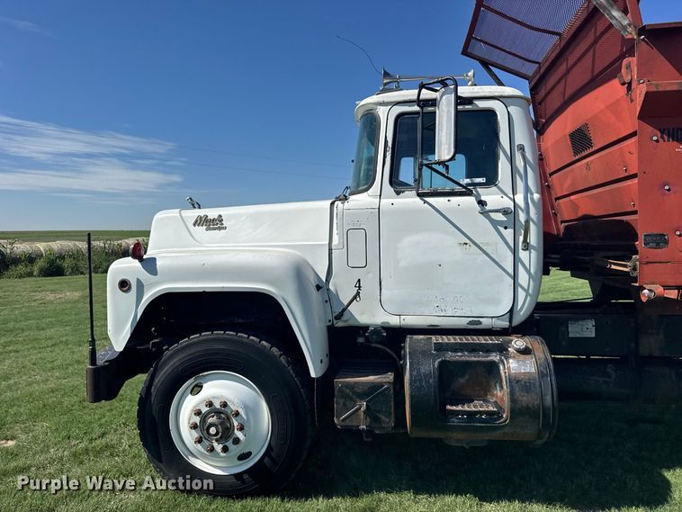 image for item DY3301 1989 Mack  RD manure spreader truck