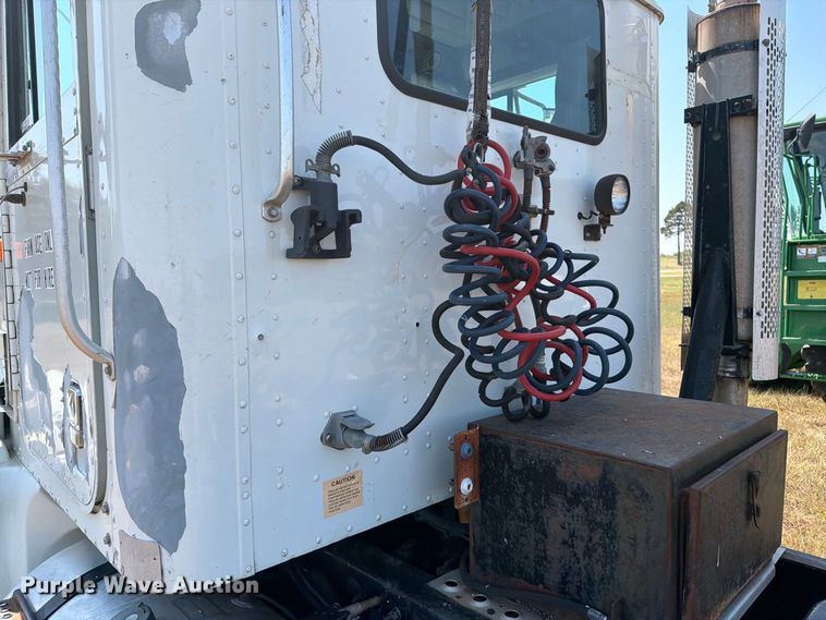 image for item EP7555 1999 International 9100 semi truck
