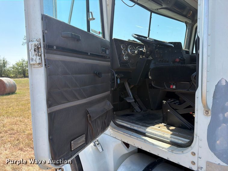 image for item EP7555 1999 International 9100 semi truck