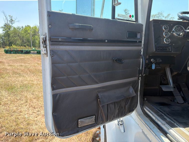 image for item EP7555 1999 International 9100 semi truck