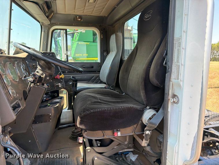 image for item EP7555 1999 International 9100 semi truck