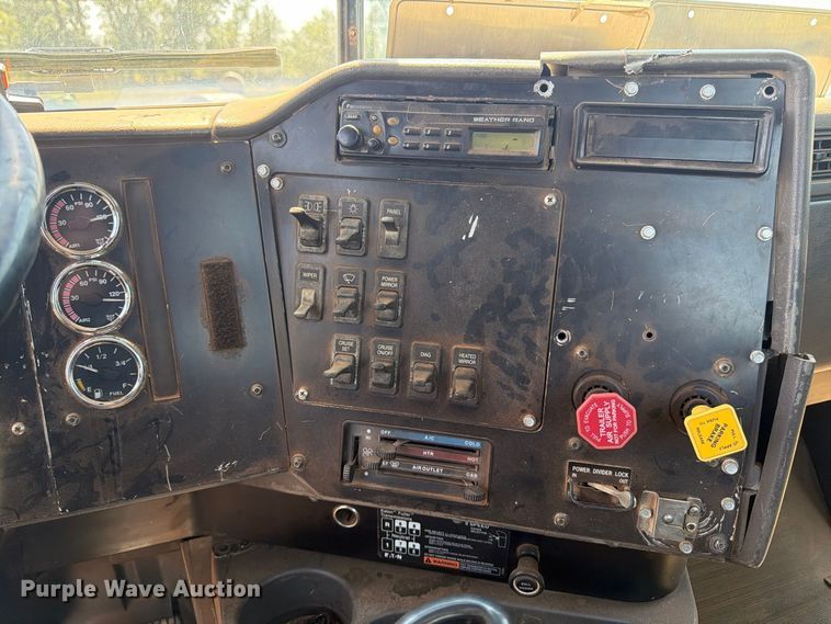 image for item EP7555 1999 International 9100 semi truck