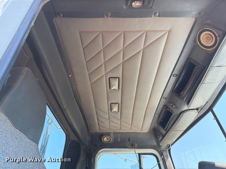 image for item EP7555 1999 International 9100 semi truck