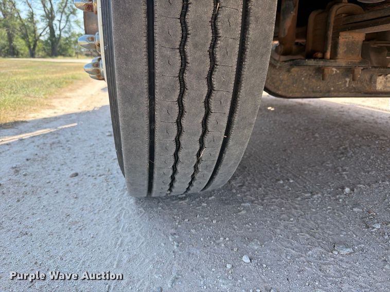 image for item EP7555 1999 International 9100 semi truck