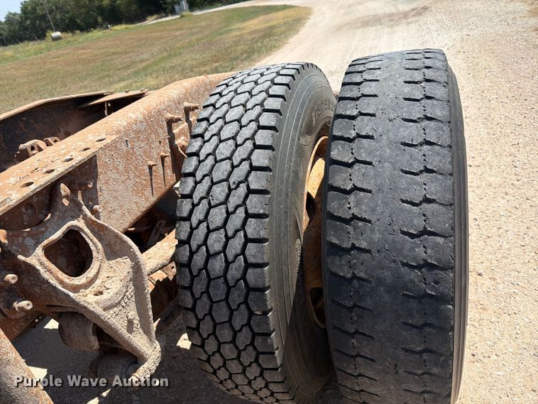 image for item EP7555 1999 International 9100 semi truck