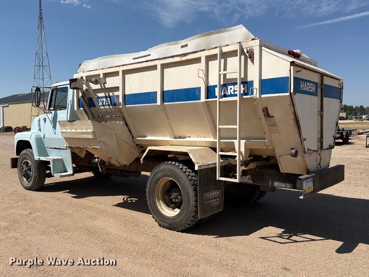 image for item EP7561 1987 Ford LN375 feed mixer truck