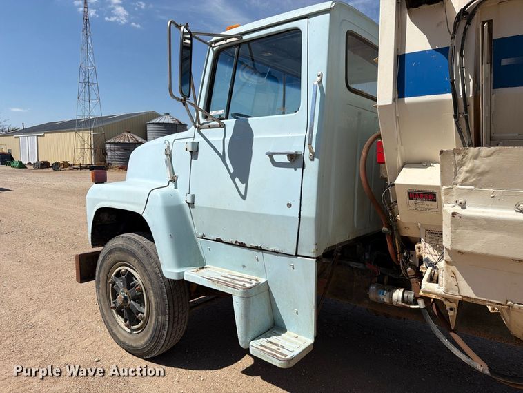 image for item EP7561 1987 Ford LN375 feed mixer truck