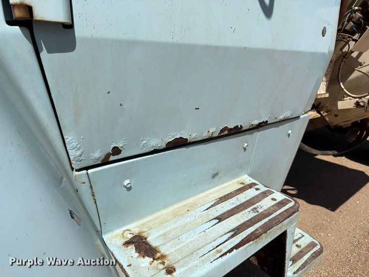 image for item EP7561 1987 Ford LN375 feed mixer truck