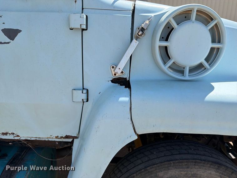 image for item EP7561 1987 Ford LN375 feed mixer truck