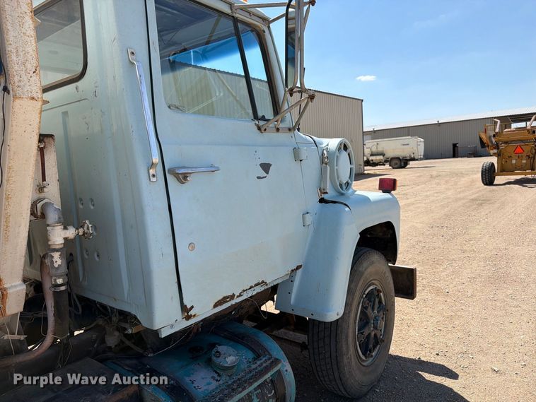 image for item EP7561 1987 Ford LN375 feed mixer truck