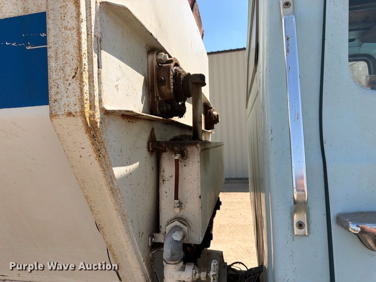 image for item EP7561 1987 Ford LN375 feed mixer truck