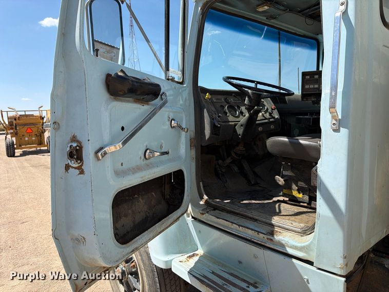 image for item EP7561 1987 Ford LN375 feed mixer truck