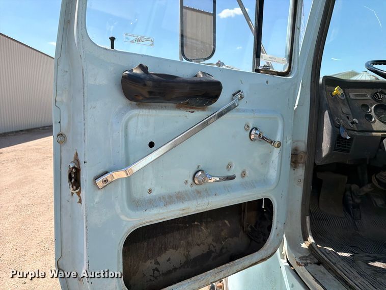 image for item EP7561 1987 Ford LN375 feed mixer truck