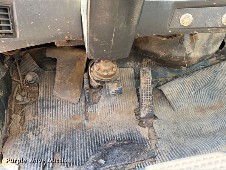 image for item EP7561 1987 Ford LN375 feed mixer truck