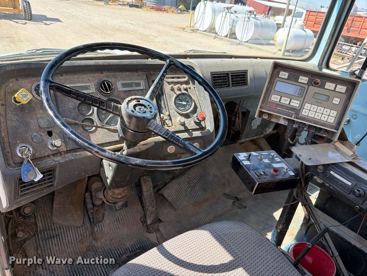 image for item EP7561 1987 Ford LN375 feed mixer truck