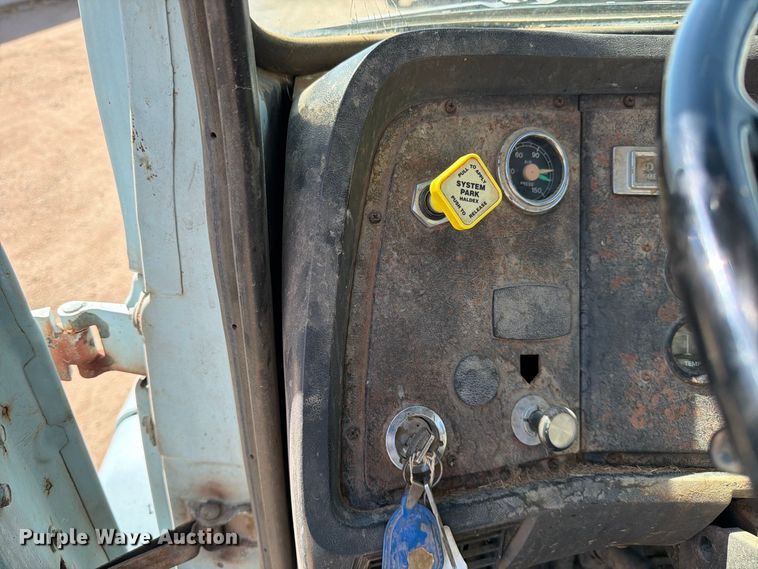 image for item EP7561 1987 Ford LN375 feed mixer truck