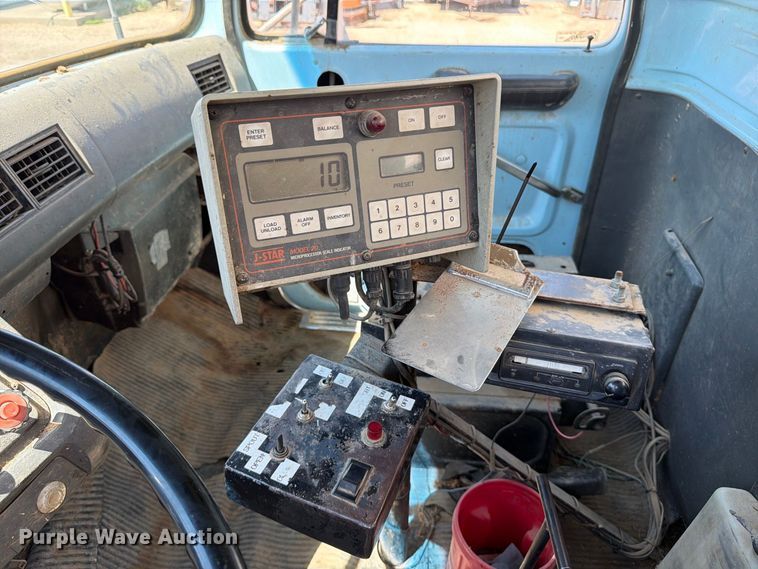 image for item EP7561 1987 Ford LN375 feed mixer truck