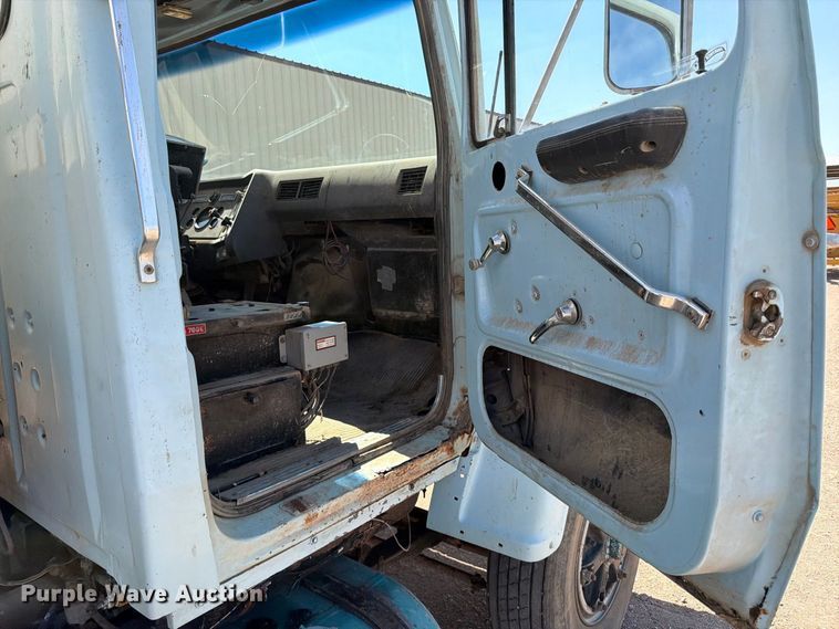 image for item EP7561 1987 Ford LN375 feed mixer truck