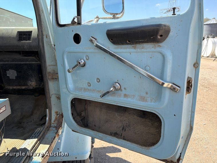 image for item EP7561 1987 Ford LN375 feed mixer truck