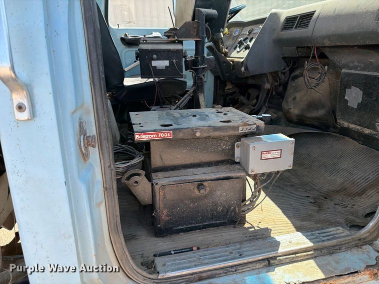 image for item EP7561 1987 Ford LN375 feed mixer truck