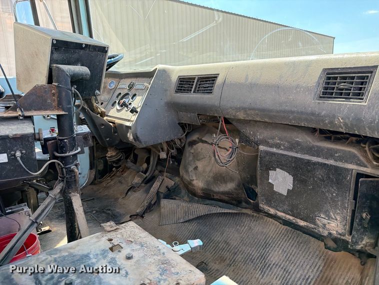 image for item EP7561 1987 Ford LN375 feed mixer truck