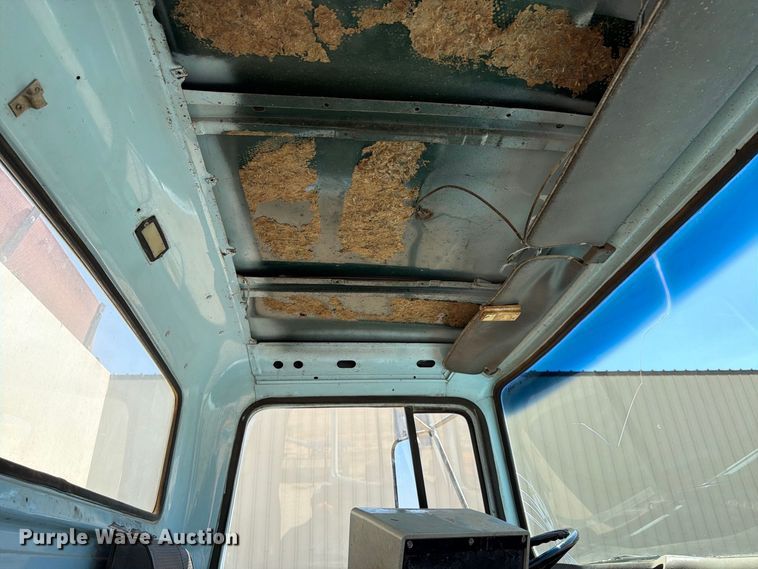 image for item EP7561 1987 Ford LN375 feed mixer truck