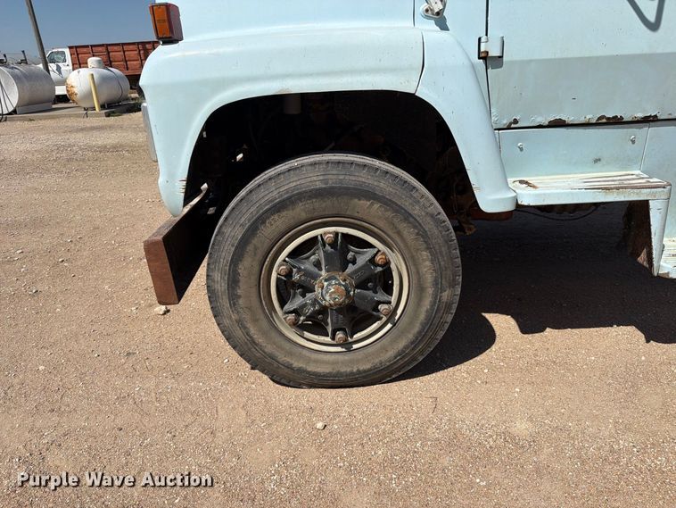 image for item EP7561 1987 Ford LN375 feed mixer truck