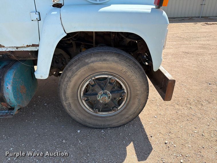 image for item EP7561 1987 Ford LN375 feed mixer truck