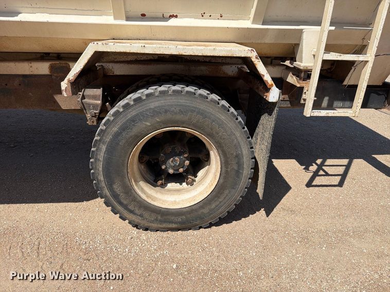image for item EP7561 1987 Ford LN375 feed mixer truck
