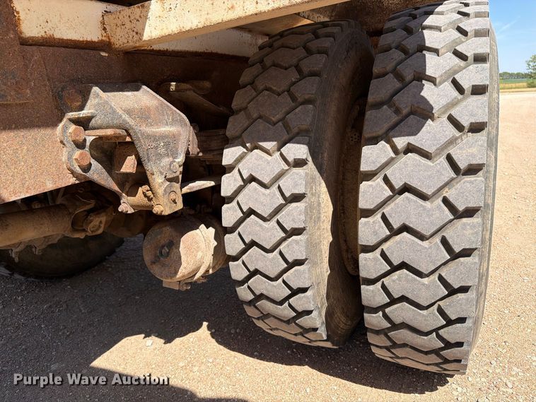 image for item EP7561 1987 Ford LN375 feed mixer truck