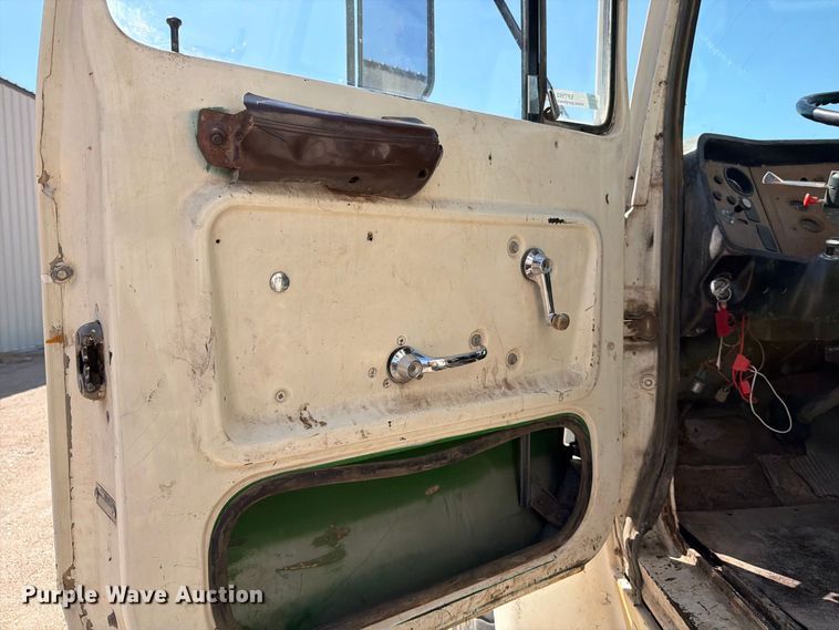 image for item EP7562 1978 Ford LN7000 feed mixer truck