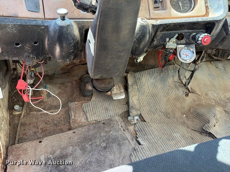 image for item EP7562 1978 Ford LN7000 feed mixer truck