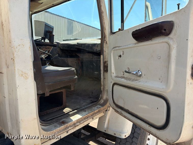 image for item EP7562 1978 Ford LN7000 feed mixer truck