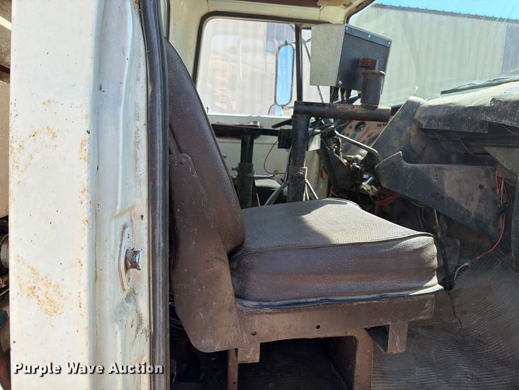 image for item EP7562 1978 Ford LN7000 feed mixer truck