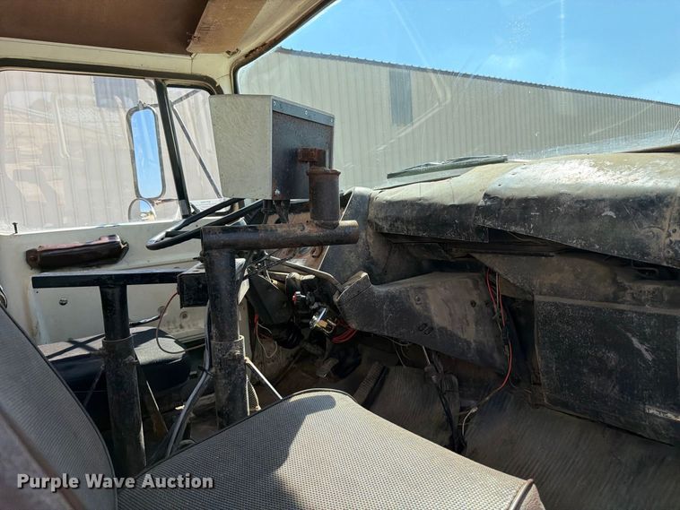 image for item EP7562 1978 Ford LN7000 feed mixer truck