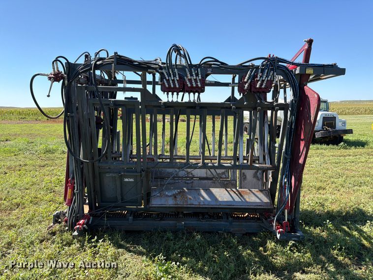 image for item EW2225 WW Livestock Systems  squeeze chute