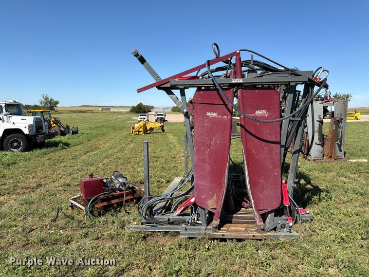 image for item EW2225 WW Livestock Systems  squeeze chute