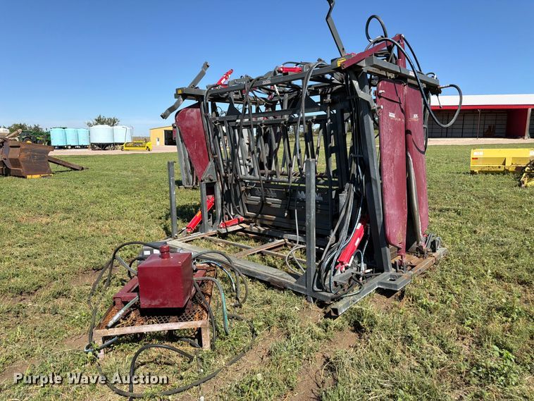 image for item EW2225 WW Livestock Systems  squeeze chute