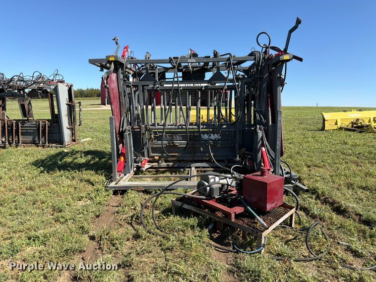 image for item EW2225 WW Livestock Systems  squeeze chute