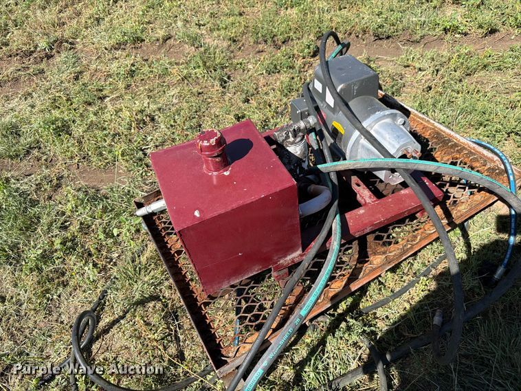 image for item EW2225 WW Livestock Systems  squeeze chute
