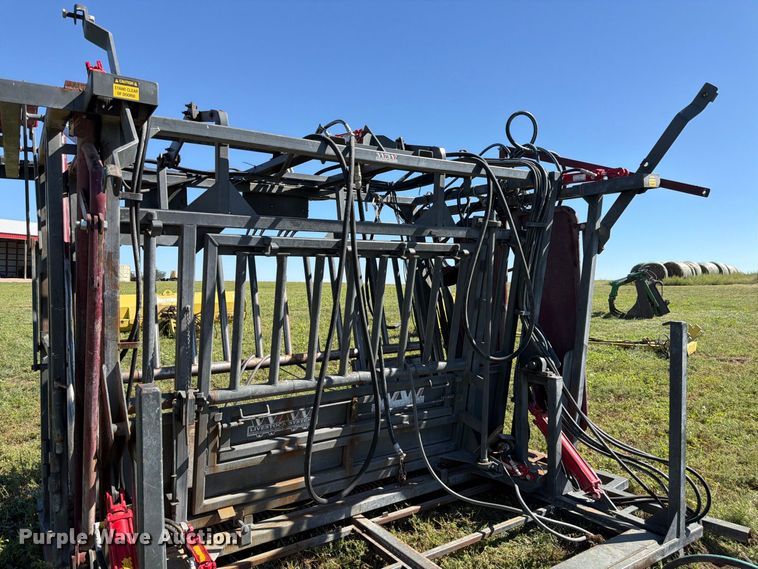 image for item EW2225 WW Livestock Systems  squeeze chute