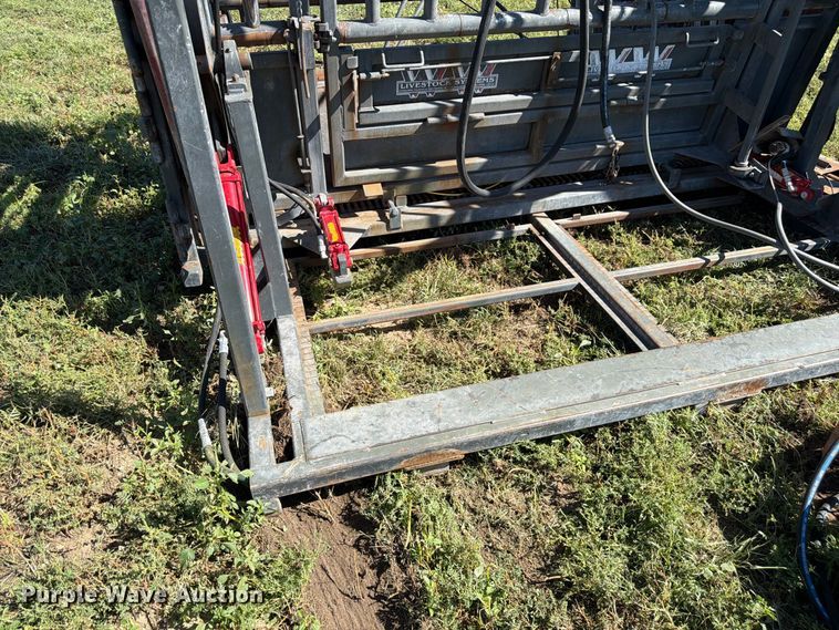 image for item EW2225 WW Livestock Systems  squeeze chute