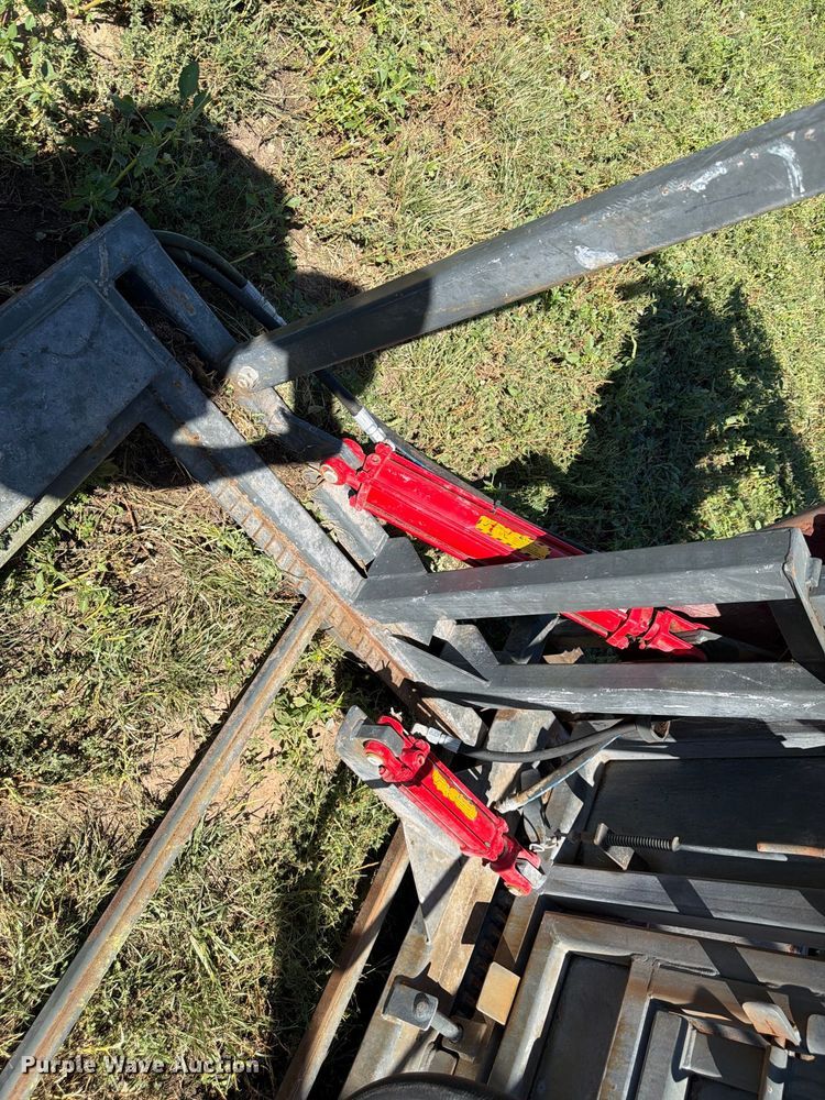 image for item EW2225 WW Livestock Systems  squeeze chute