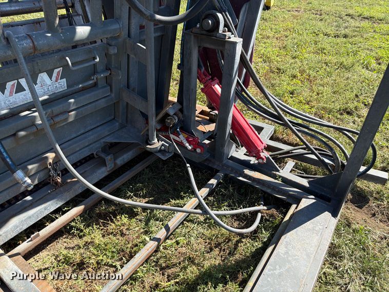 image for item EW2225 WW Livestock Systems  squeeze chute