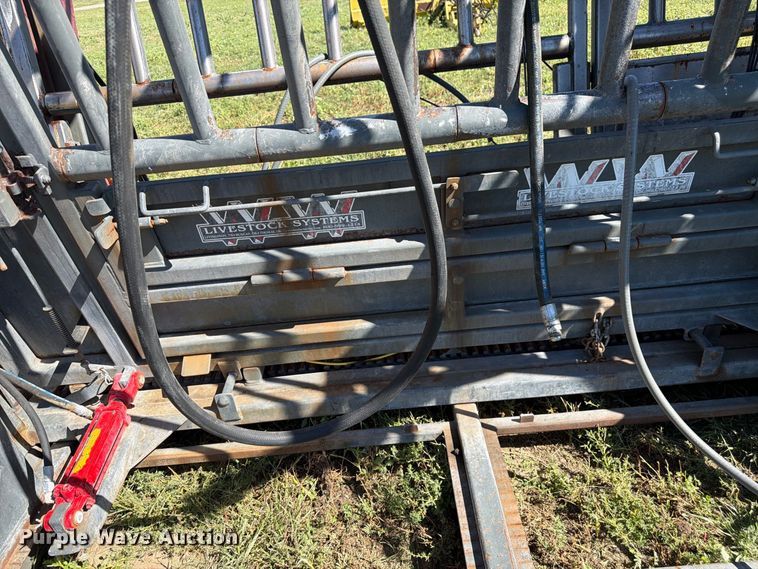 image for item EW2225 WW Livestock Systems  squeeze chute